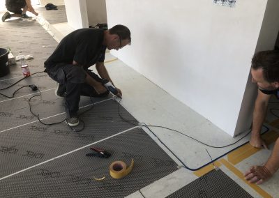Installateur bezig met het aanleggen van Entrasol vloerverwarmingsfolie